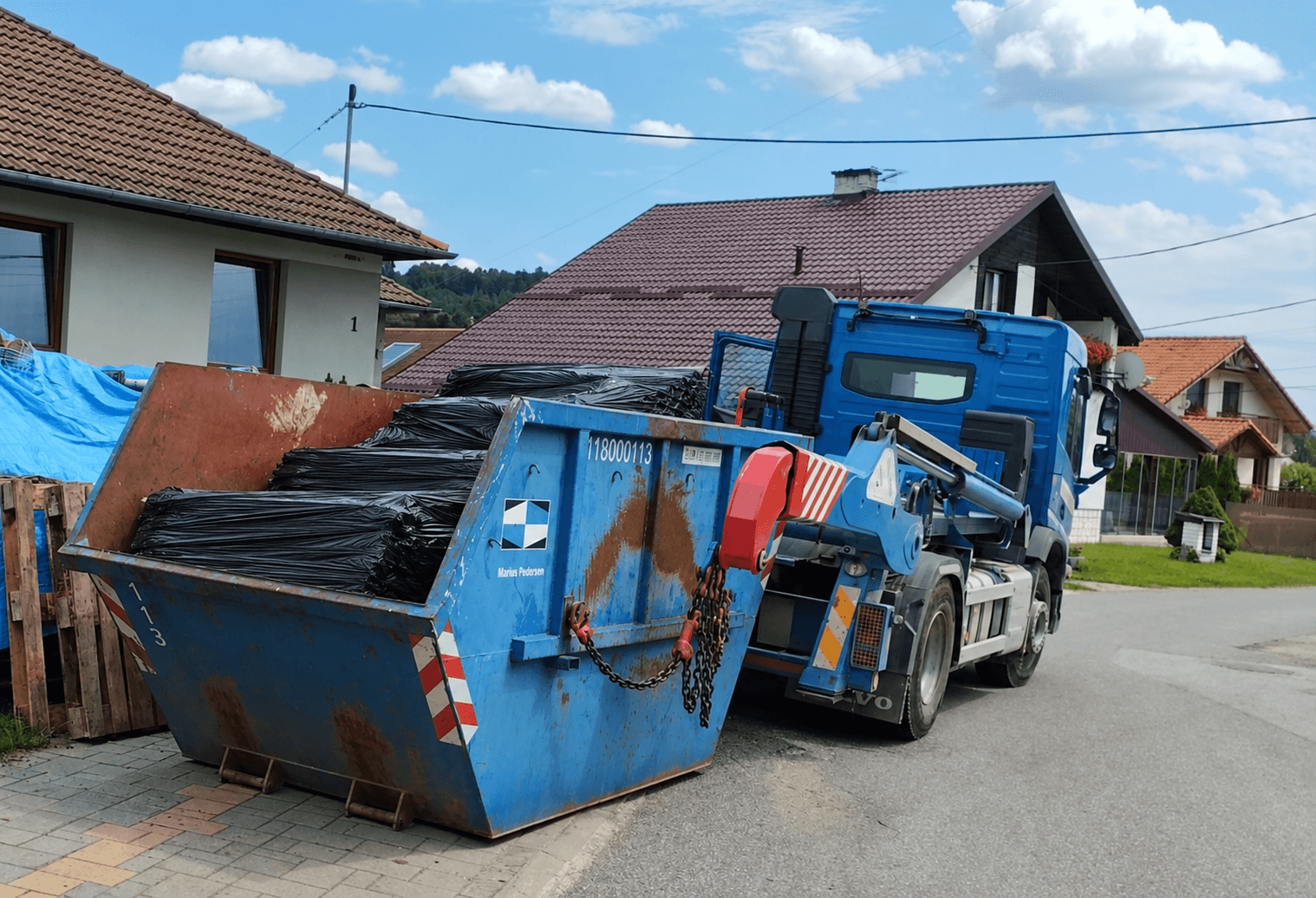 Kontajner s odpadom na nákladnom aute